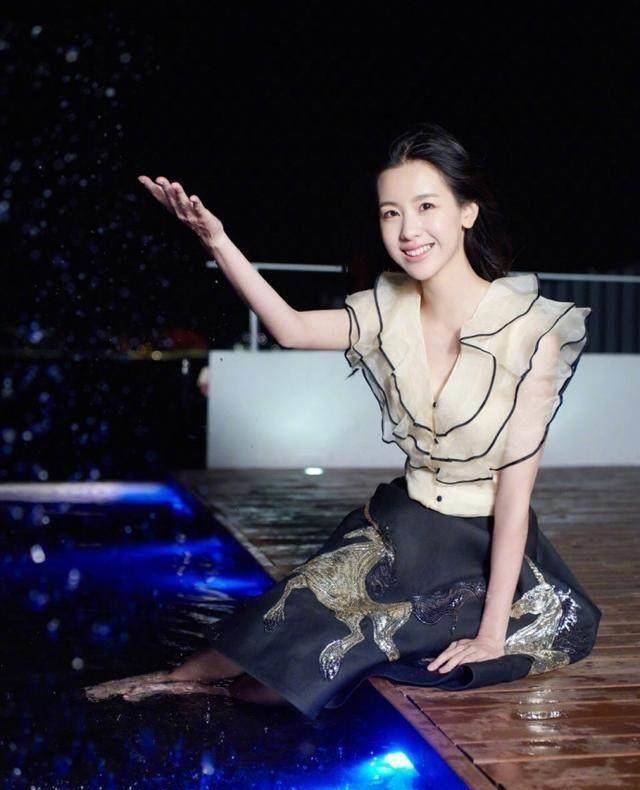 陈都灵刘亦菲颜值bug相似,一笑仙气全无让人破功?_长相_章泽天_带着