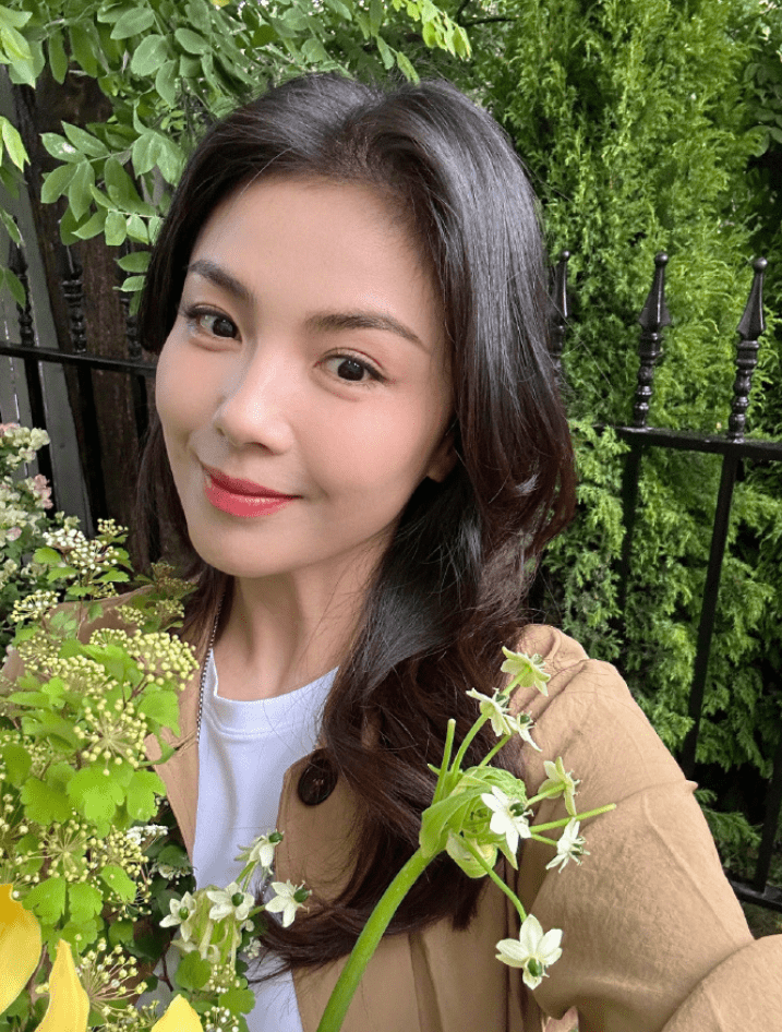 刘涛晒近照,站在花束前自拍优雅大方,展现出温柔可人的魅力_镜头_时尚