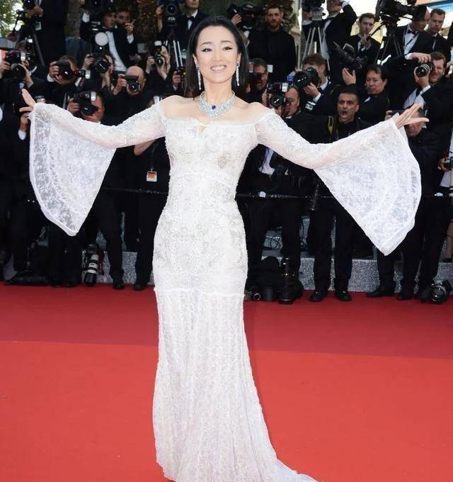 传奇女星巩俐登上《嘉人marieclaire》九月刊封面!_杂志_地位_客户