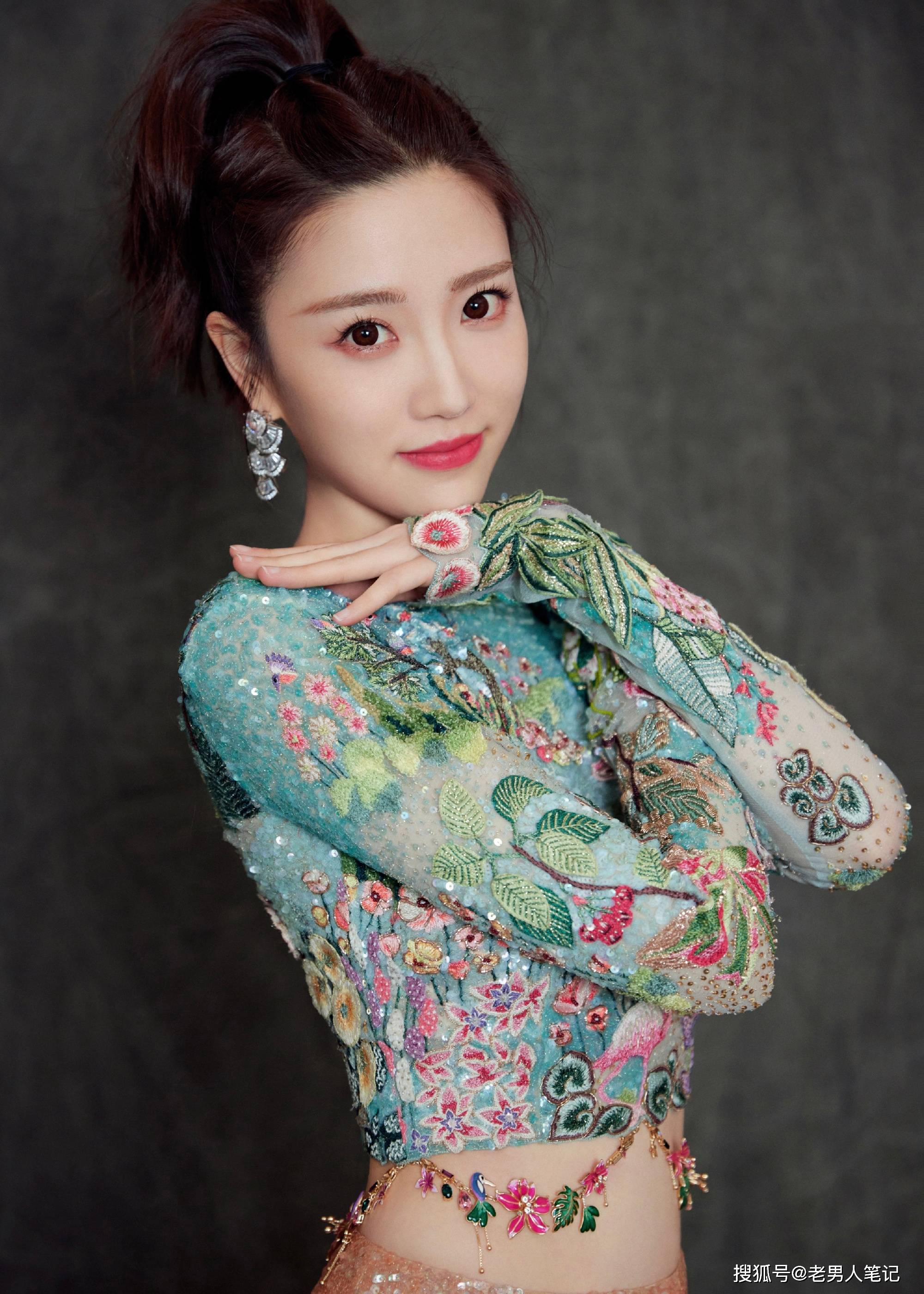 张纯烨的多巴胺穿搭,莫奈色绿意繁花少女裙,轻盈曼妙甜美怡人_造型