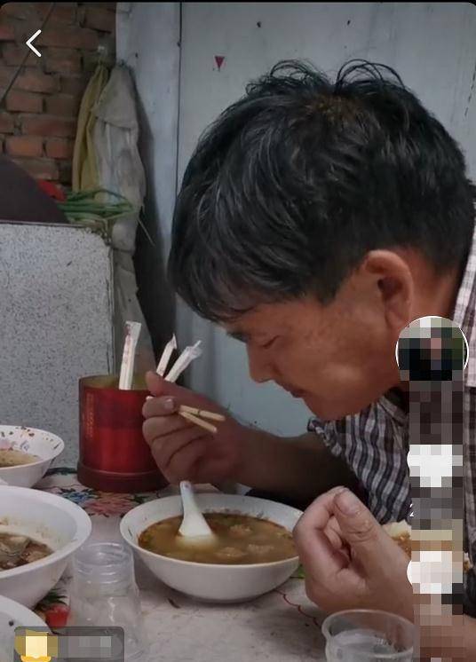 称朱之文刚刚结束演出,拒绝了主办方安排的饭局,来到了路边小摊吃饭