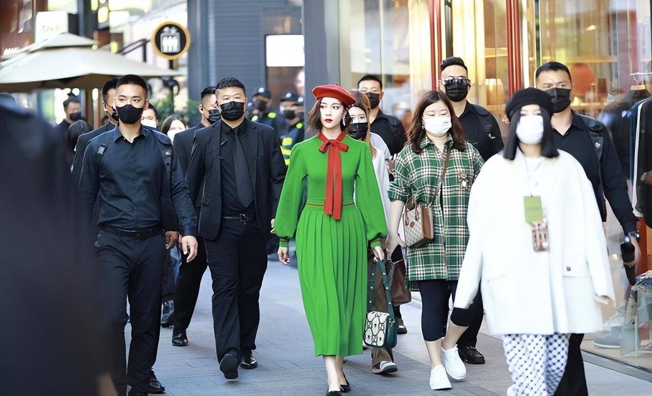 红绿穿出干练感,大胆的造型让人难以忽视_绿色_衣服_颜色