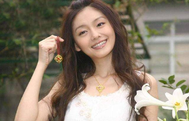 大s微博晒出烫发后照片表情严肃,网友:其实你笑起来最美!