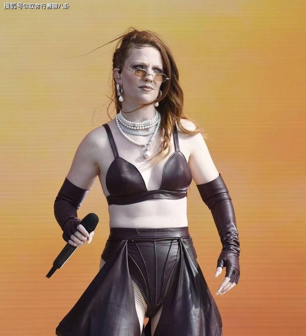 知名歌手jess glynne唱歌现场,穿皮质内衣和开裆装,露性感美腿_照片