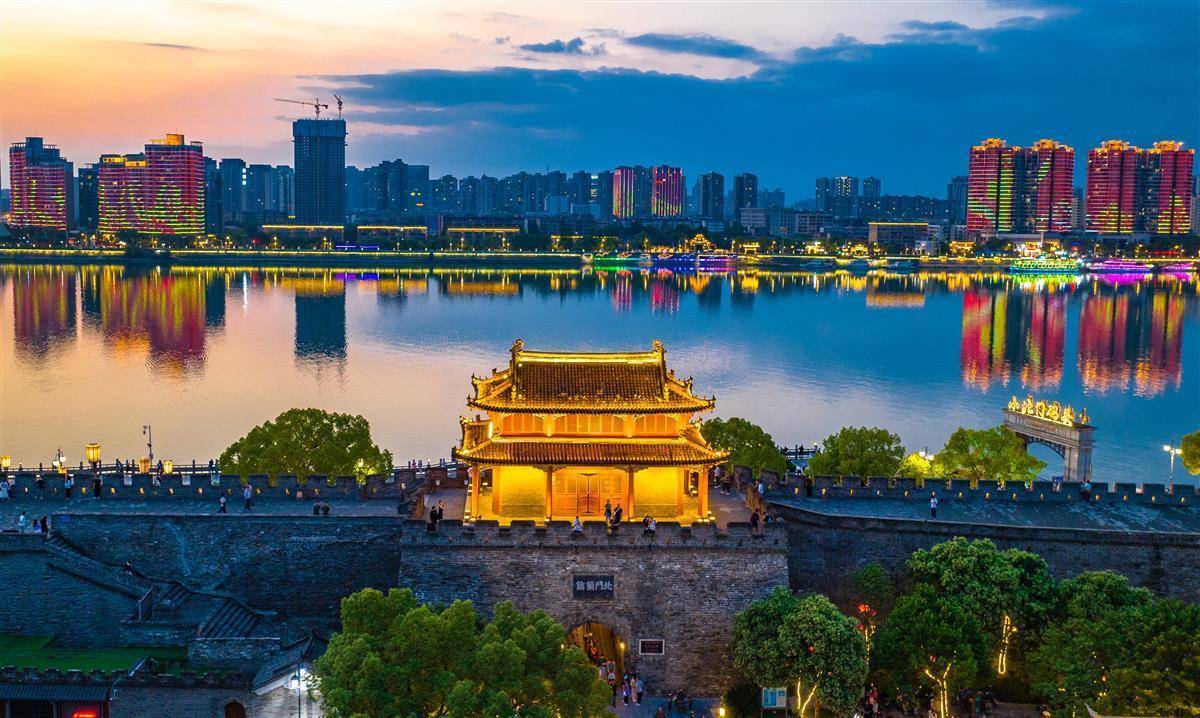 湖北襄阳古城华灯初上,建筑群流光溢彩吸引游客打卡_文化_历史_故事
