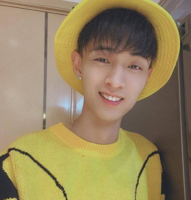 德云社老秦"秦霄贤"的穿搭风格与众不同却帅气迷人,来看一下吧_大褂