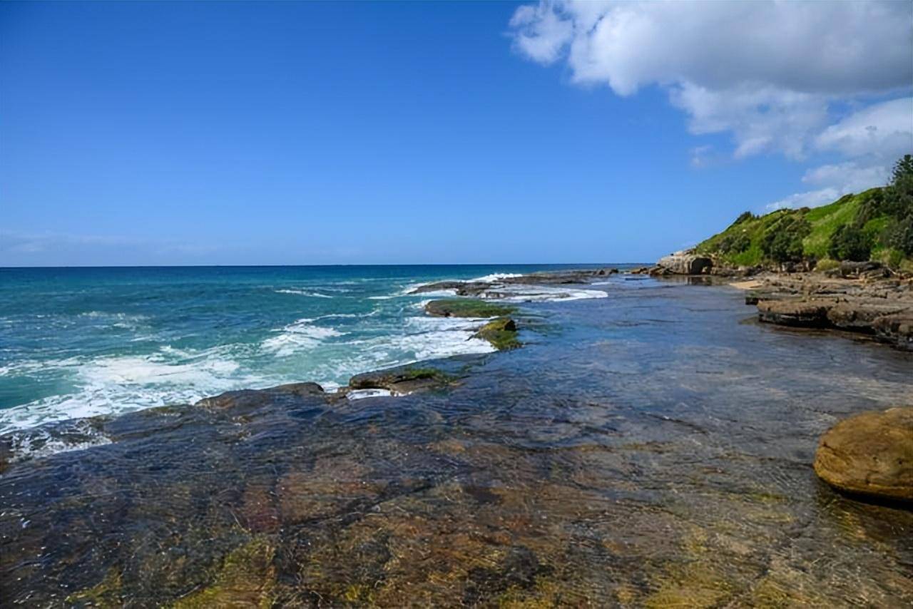 缅甸地处海岸线,周围环绕着波澜壮阔的大海.
