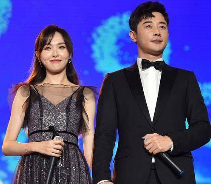 唐嫣10年前高速被堵,素颜与路人合影,看清模样:罗晋眼光真毒!