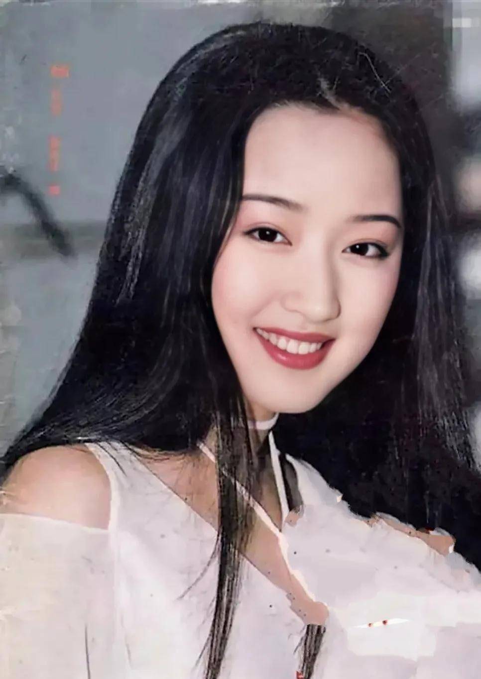 难怪爸爸年轻时把她当"梦中情人",原来杨钰莹这么美!_造型_设计_衣料