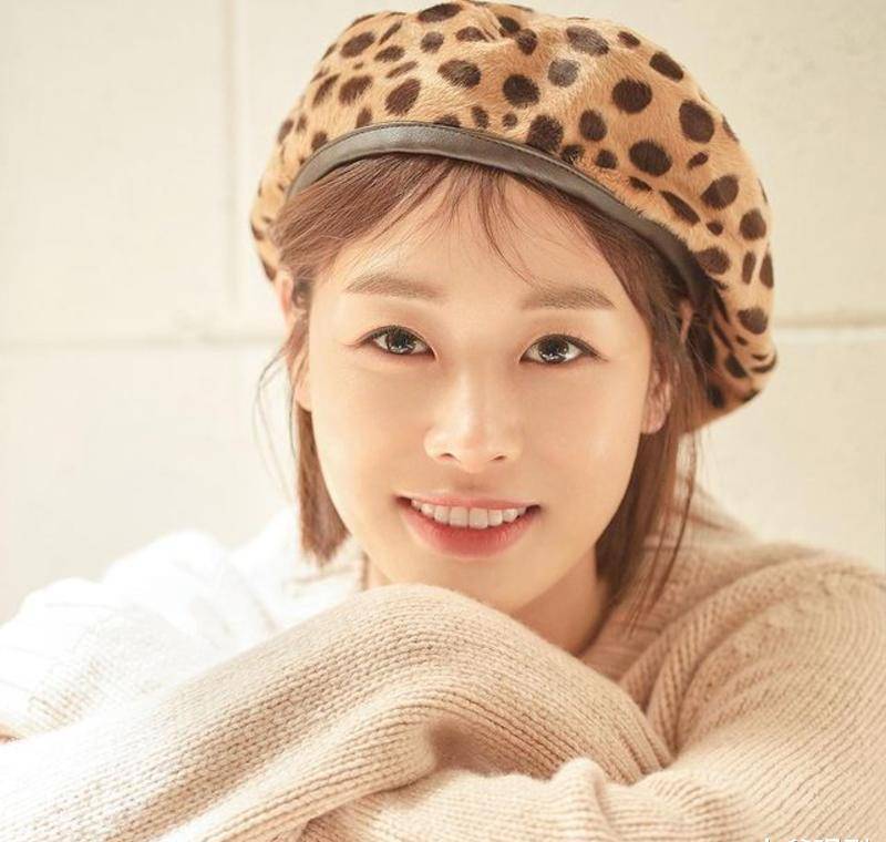 分手后作为单亲妈妈生活的张申英,努力不让姜京俊因为她的处境而动摇.