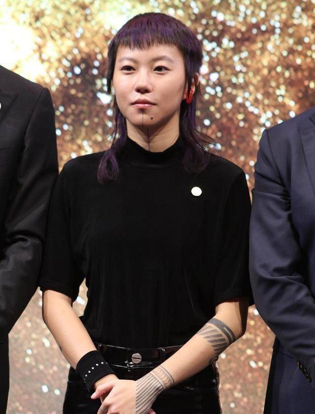 窦靖童又换"吸睛"造型:狗啃刘海鲶鱼发型,难以理解的时尚_叛逆_头发