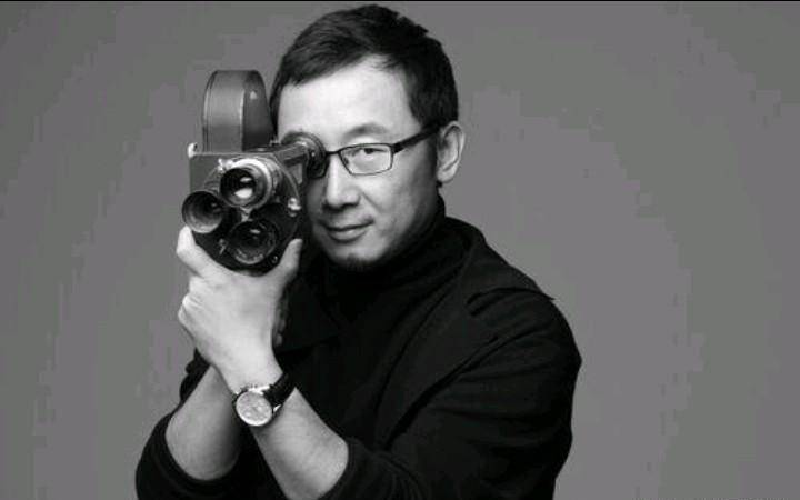 陆川在文中写道:"派飞机把滞留海外的年轻学子们接回国,这是政府现在