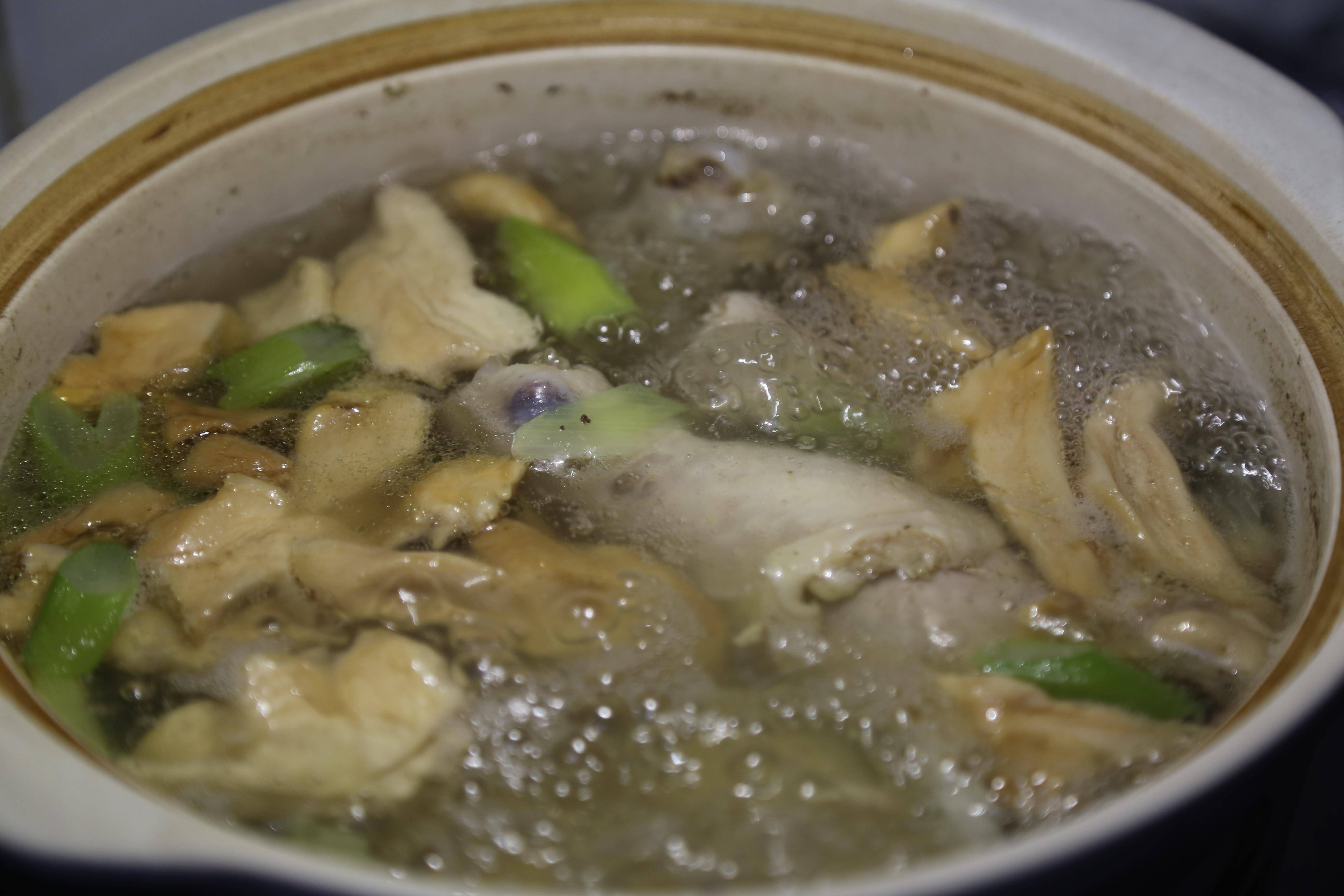 2, 放入泡好的干蘑菇(我用的是白灵菇,小伙伴们可以根据喜好自己挑选