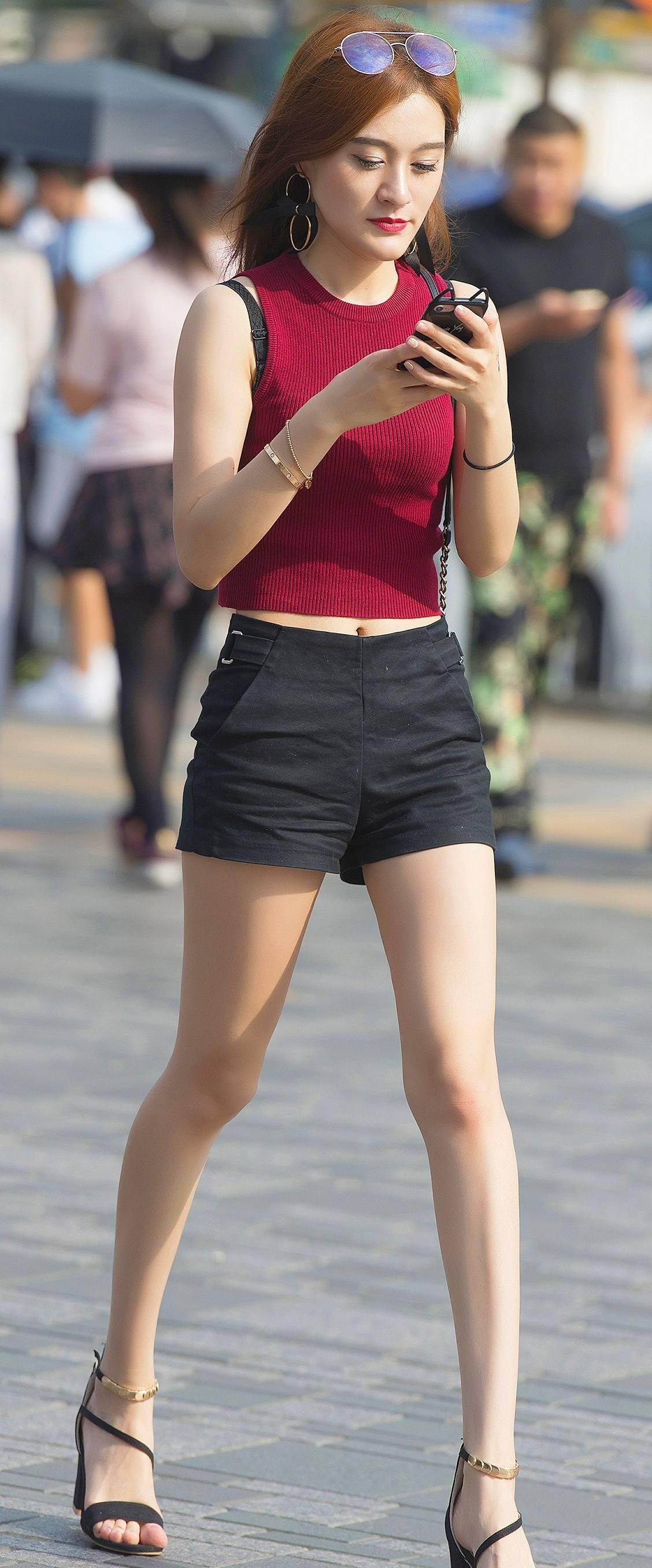 原创大秀美腿的黑色短裤,显白还瘦腿,绝了!