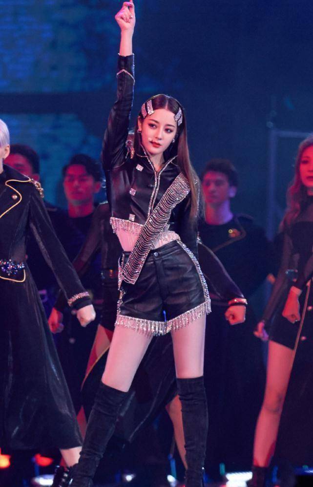 迪丽热巴在演员当中,演技虽然说不上是属于特别好的那种,但实际上如今