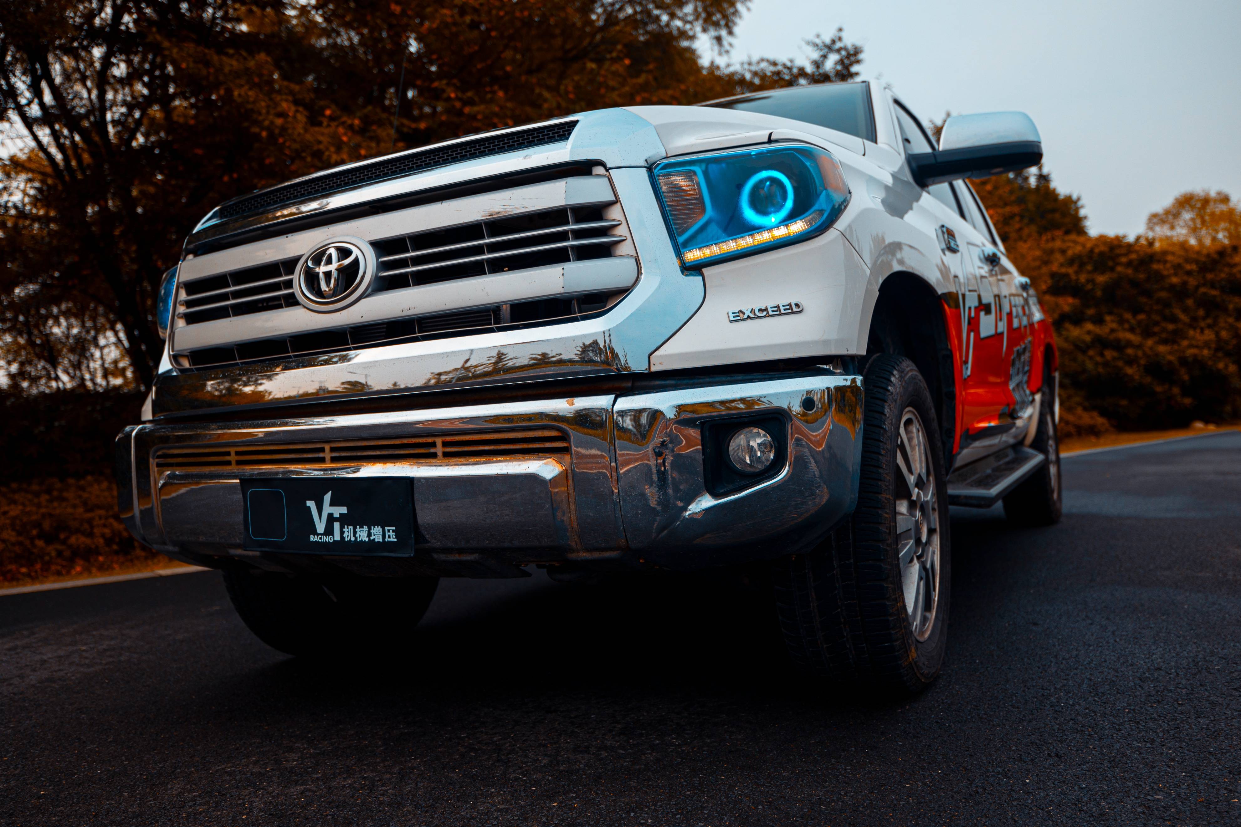 动力上丰田坦途选用一台5.