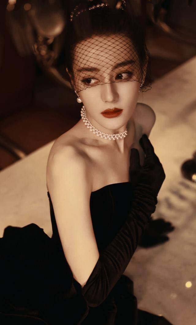 迪丽热巴赫本风造型直接封神!_气质_女孩_人间