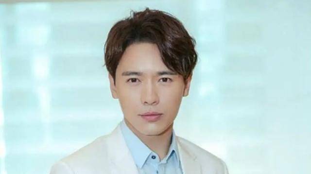 董璇与女儿合影,老公罕见现身,父女俩如一个模子刻出来的_高云翔_进行