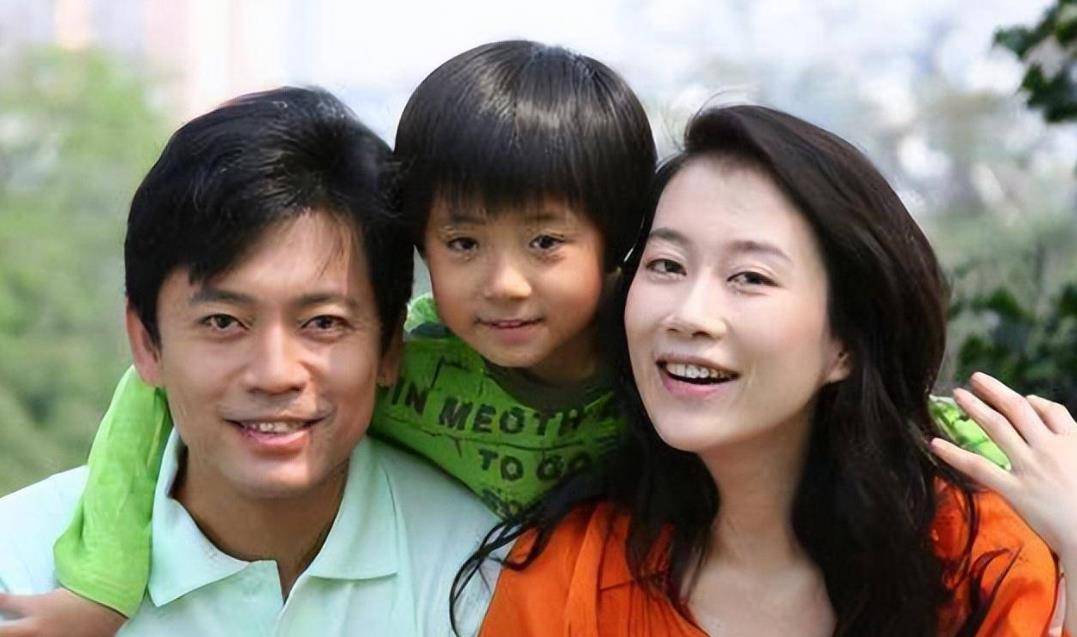 何政军一家三口也是一个好看的组合.他的女儿范宇长得好看,性情温柔.