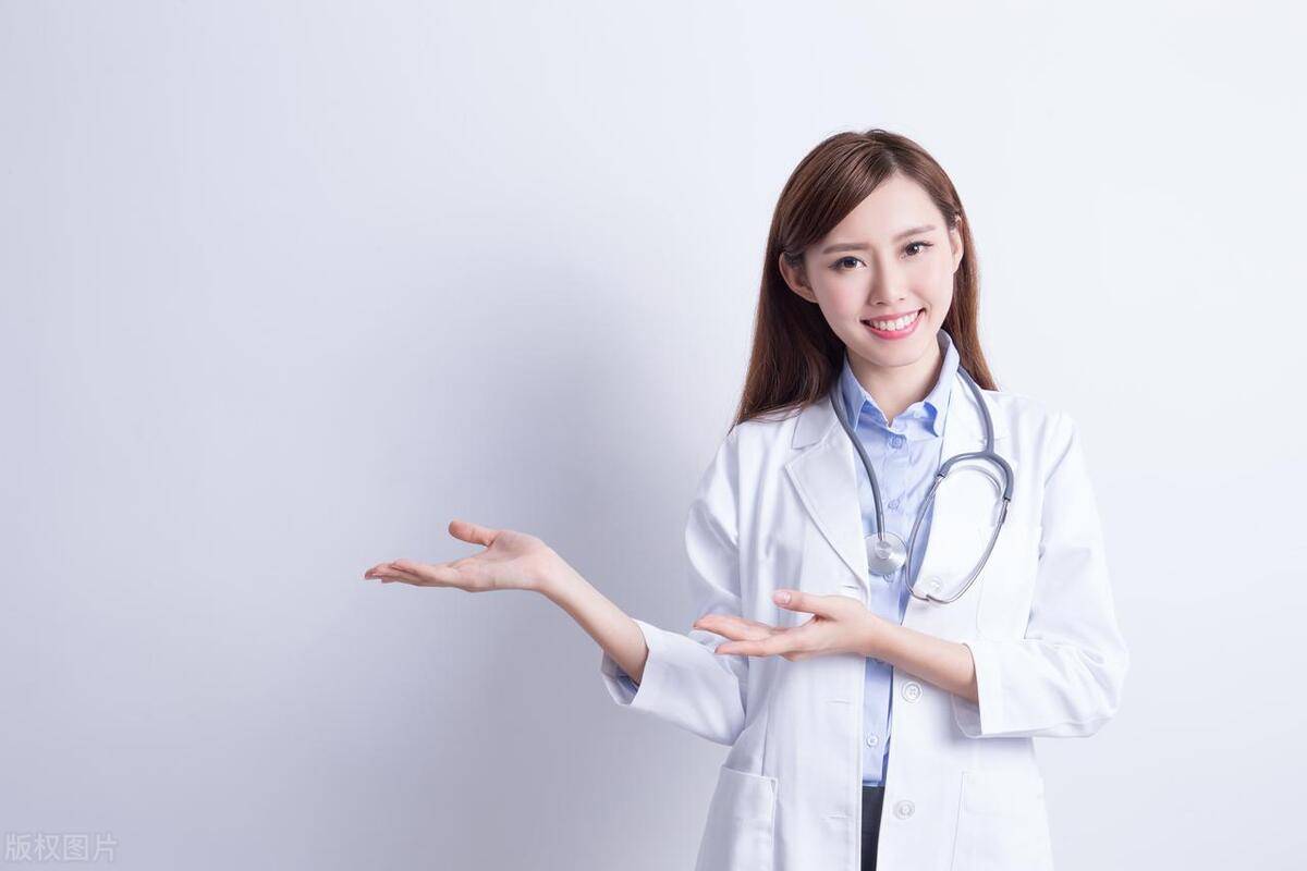 67医院宣传栏前男子疯狂亲吻女医生照片,被网友拍下!引发热议!