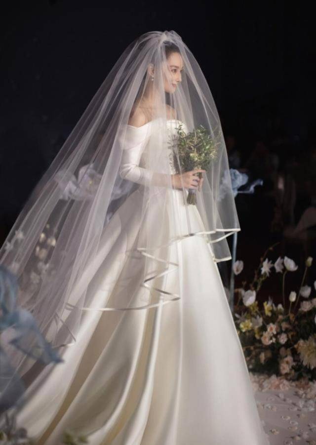 迪丽热巴婚纱美上热搜,女明星穿上白色婚纱,谁惊艳到你了?