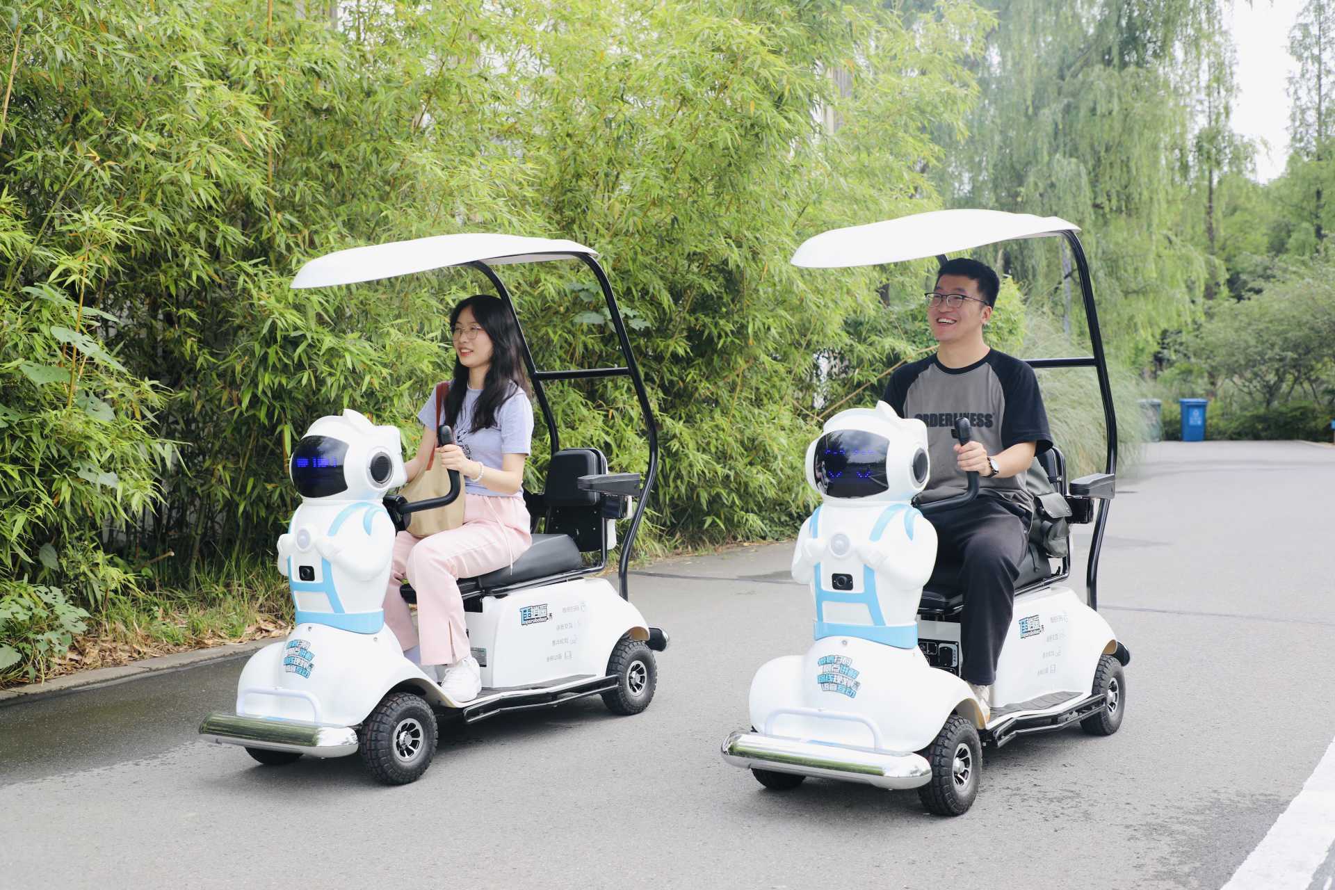 襄阳市:乐享新科技 畅游月亮湾_机器人_游客_公园