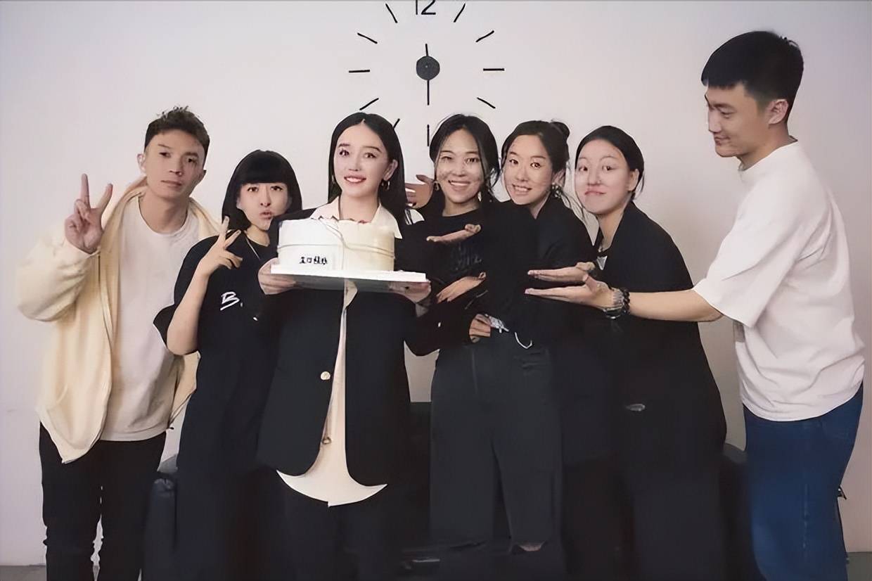 阚清子被求婚现场照曝光,男友疑是天浩盛世老板,穿搭备受争议_纪凌尘