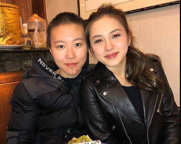 窦靖童晒儿时可爱萌照,不见亲妹李嫣,偏爱与闺蜜秀姐妹情深?