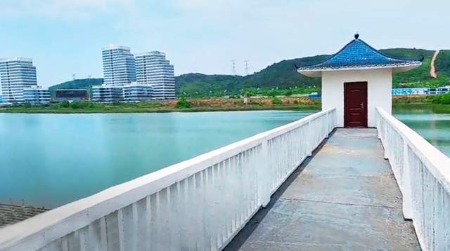 堤坝上,至少也要铺好水泥,修好防护栏,树立指示牌,而长山水库的堤坝上