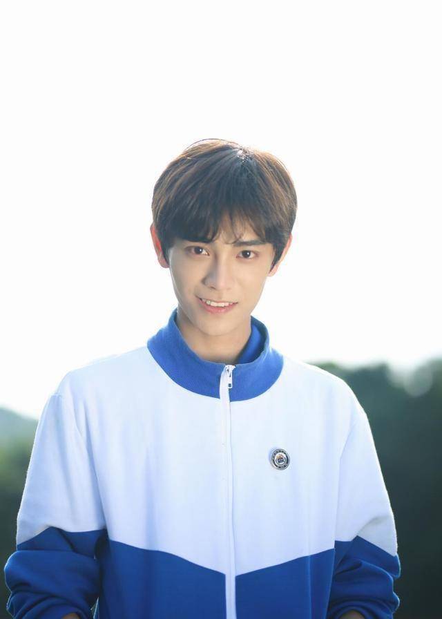 还记得,初见丁禹兮是在一部小众的校园网剧《八分钟的温暖》里,丁禹兮