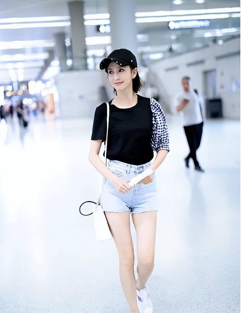 "一刀切"6cm牛仔裤,佟丽娅迷人姿态,网友:爱了_短裤_女生_魅力