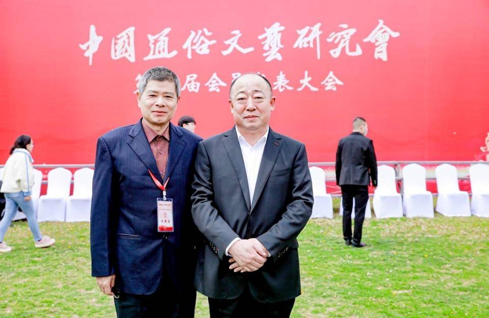 中国通俗文艺研究会副会长张蒙合影留念与曾任北京某师师长(大校军衔)