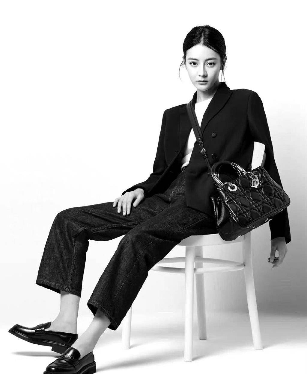 迪丽热巴黑白西装来袭,又美又好看,连坐姿都那么迷人_行为_身材_赔偿