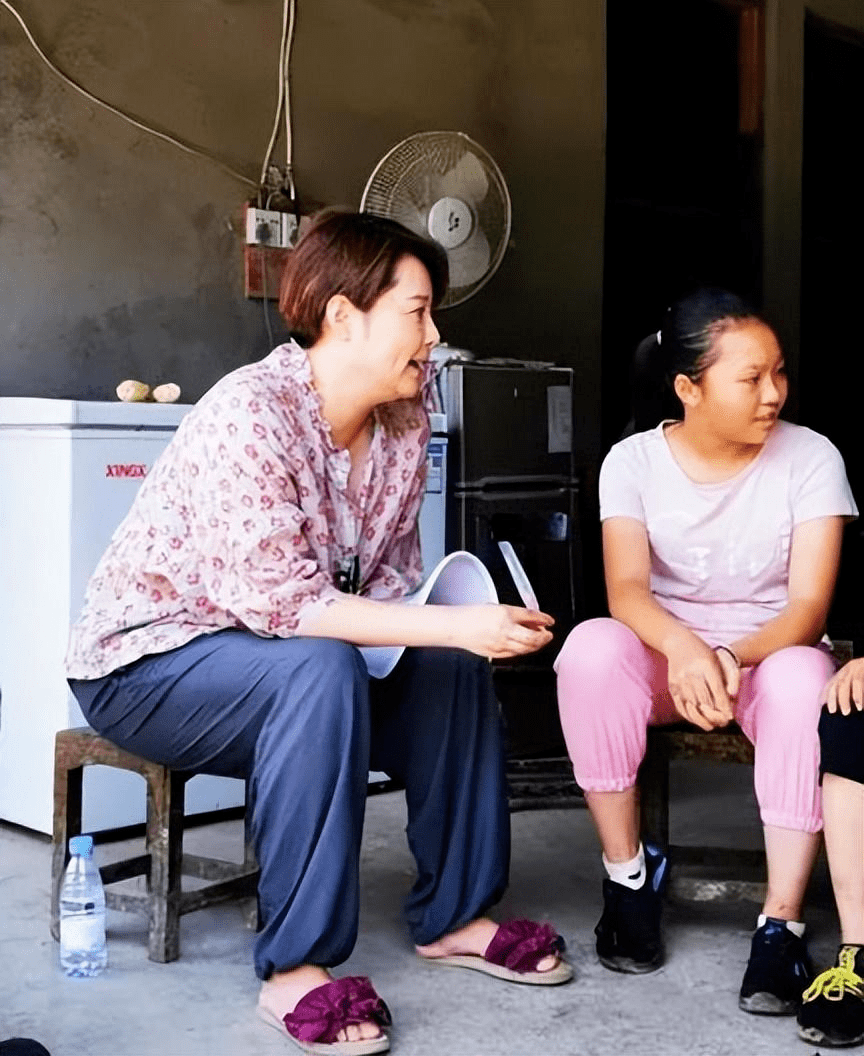 50岁身材臃肿腰围得有2尺5,满肚子赘肉却很阔气_照片_变化_衬衫