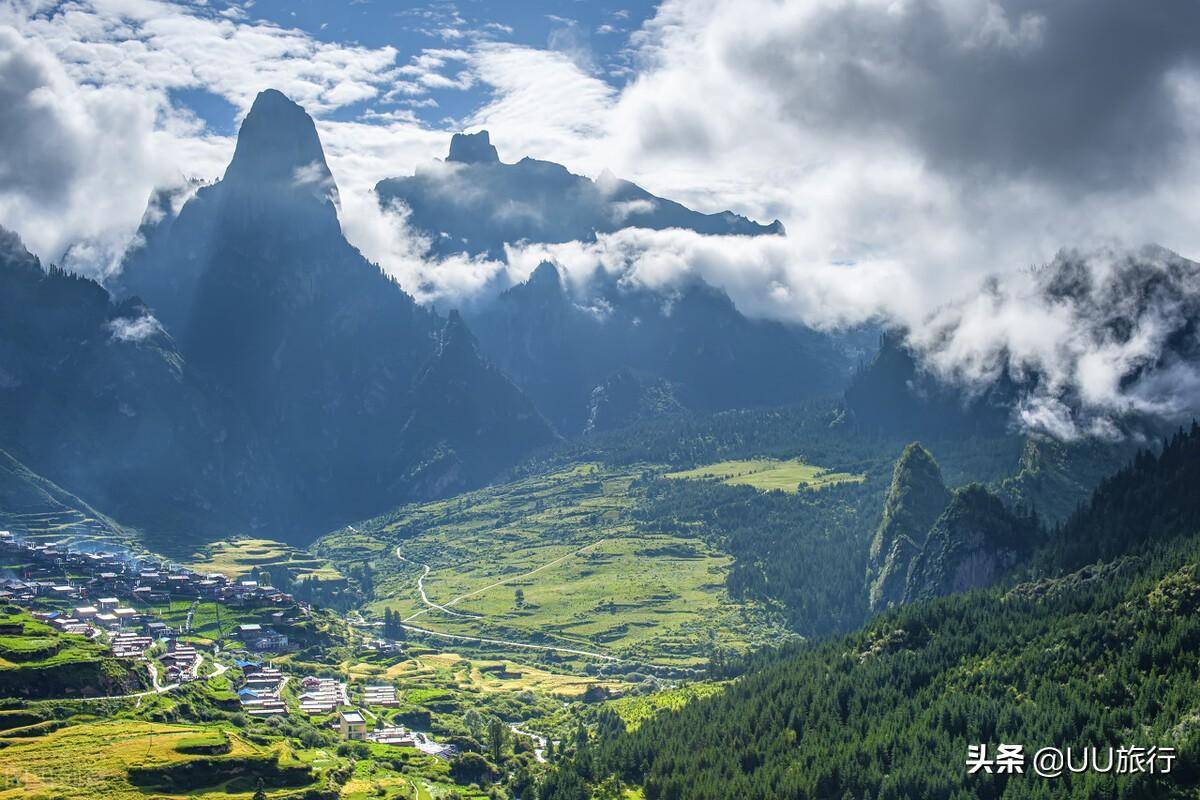 山势壁立千仞,刀削斧劈,将近乎遗世独立的村庄守护.