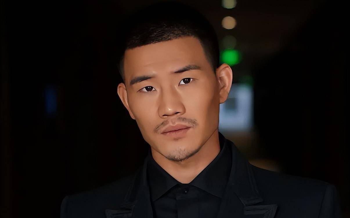 嘎子谢孟伟晒拍戏花絮,穿西服耍帅自认有气质,却被嘲像偷狗的_演技