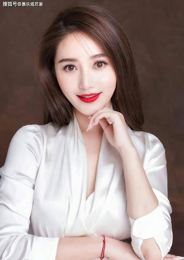 黄晓明新女友资料被扒,科班出身曾与杨颖合照,网友:baby低配版