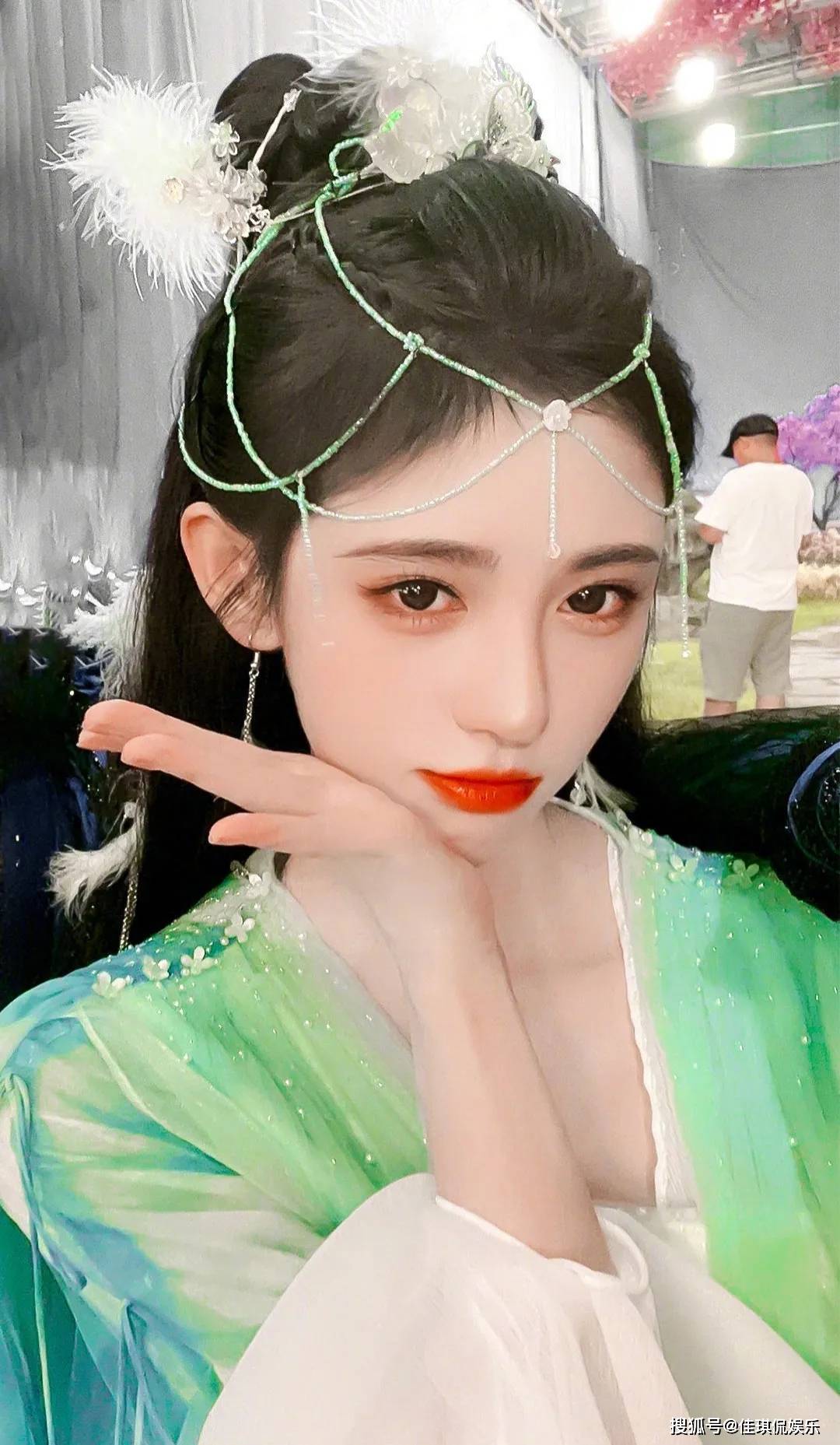 要说现在九零后演戏小花，没几个能撑场子的，长得好看，演戏那是各有各的烂。
