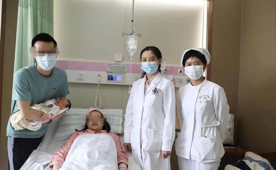 原创            惊喜！出现概率仅百万分之一，武汉夫妻诞下“镜面宝宝”顺利出院-武汉抗疫夫妻看演出身亡