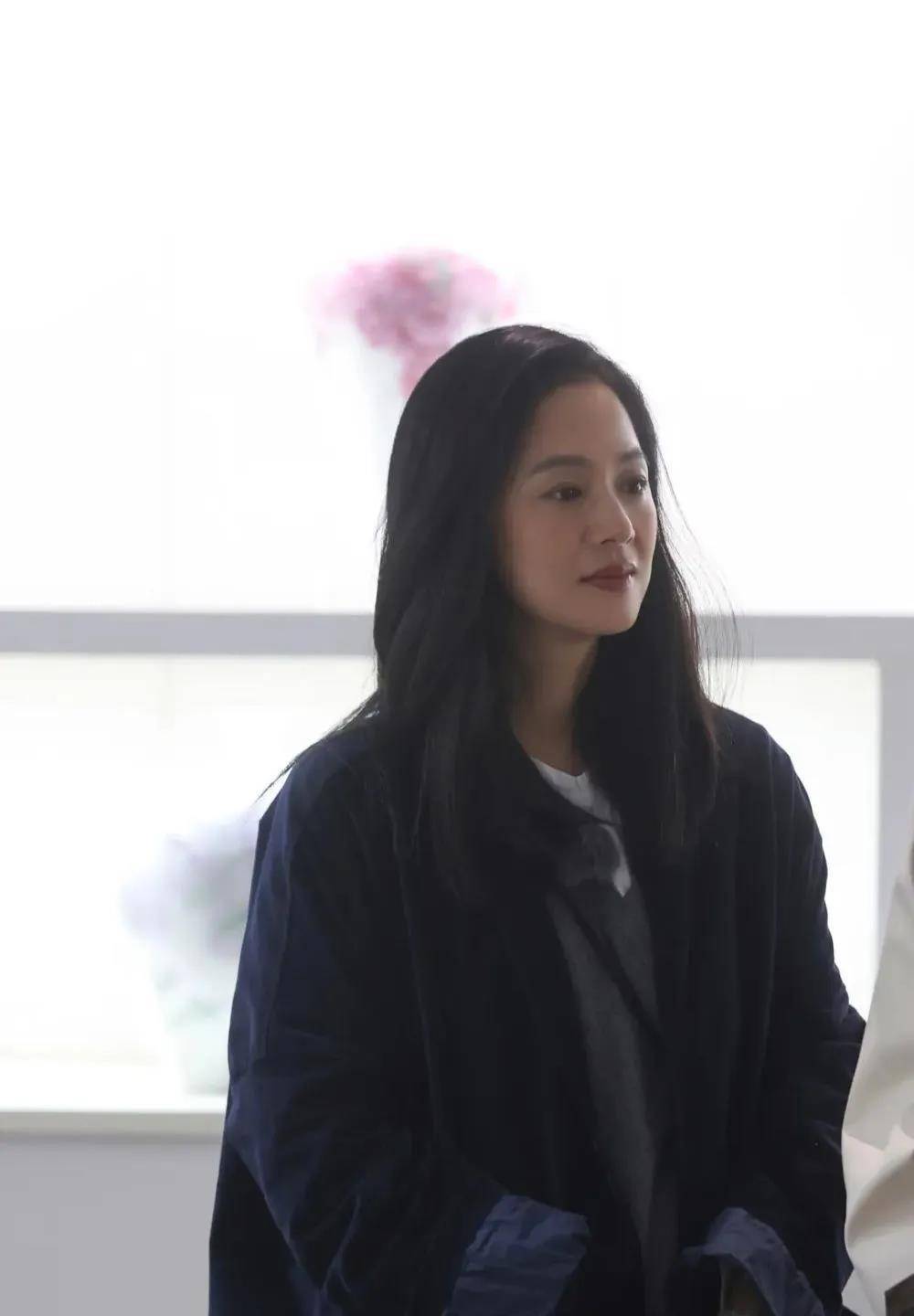 周韵的穿搭之道:如何用专业品牌和基础单品展现女神的迷人气质