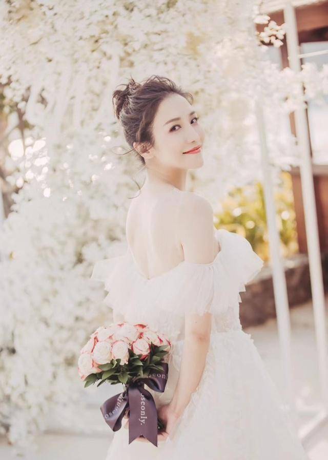 杨烁和老婆雨中秀恩爱,一个动作看出和amybaby的差别_王黎雯_照片