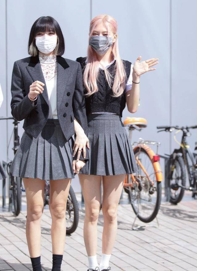 粉发的朴彩英好看,黑色毛衣配百褶裙活力十足,这筷子腿真优秀_女孩子