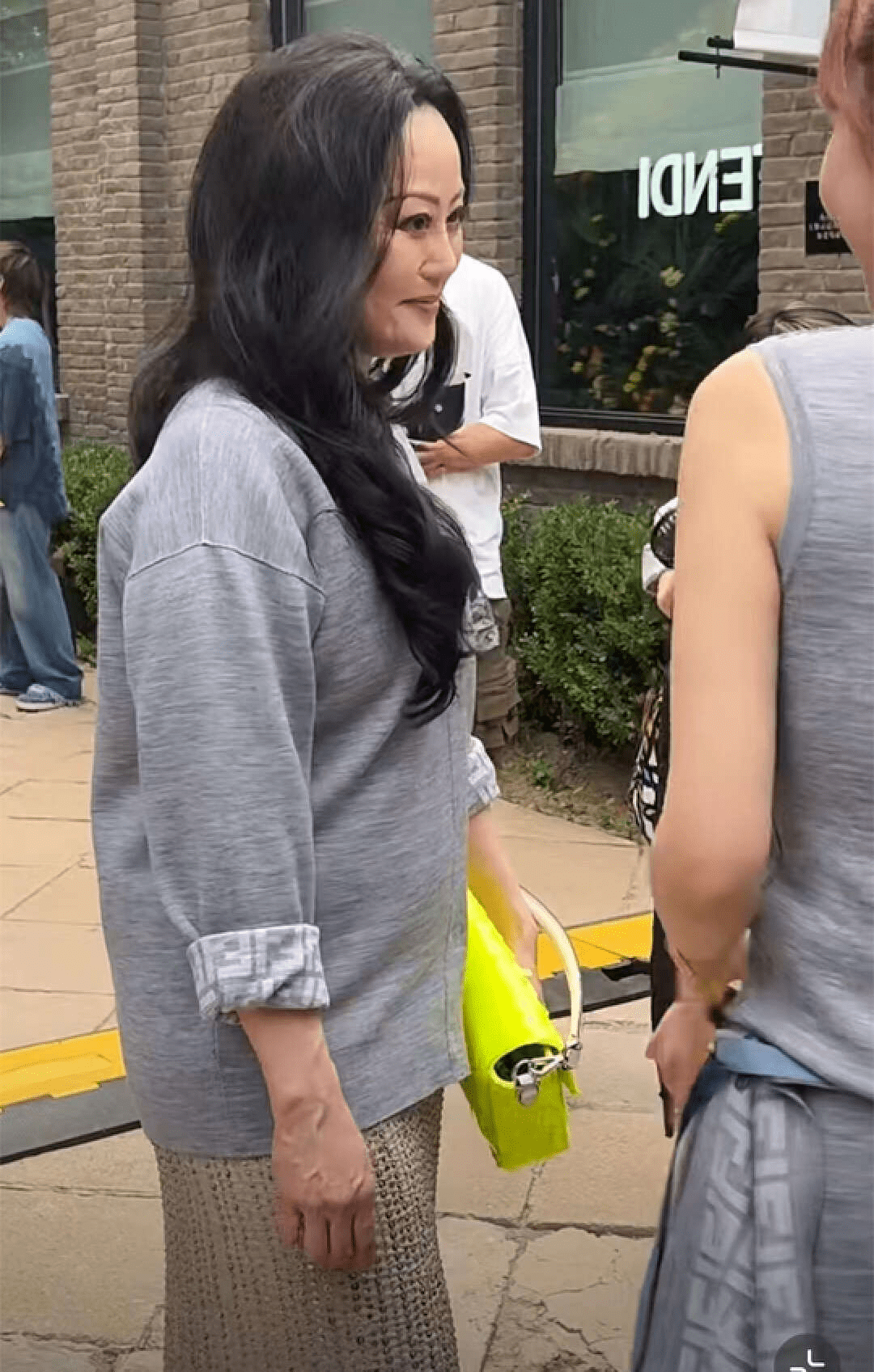 章小蕙被路人拍成大妈,五大三粗身材壮硕,但容貌状态比实际小!