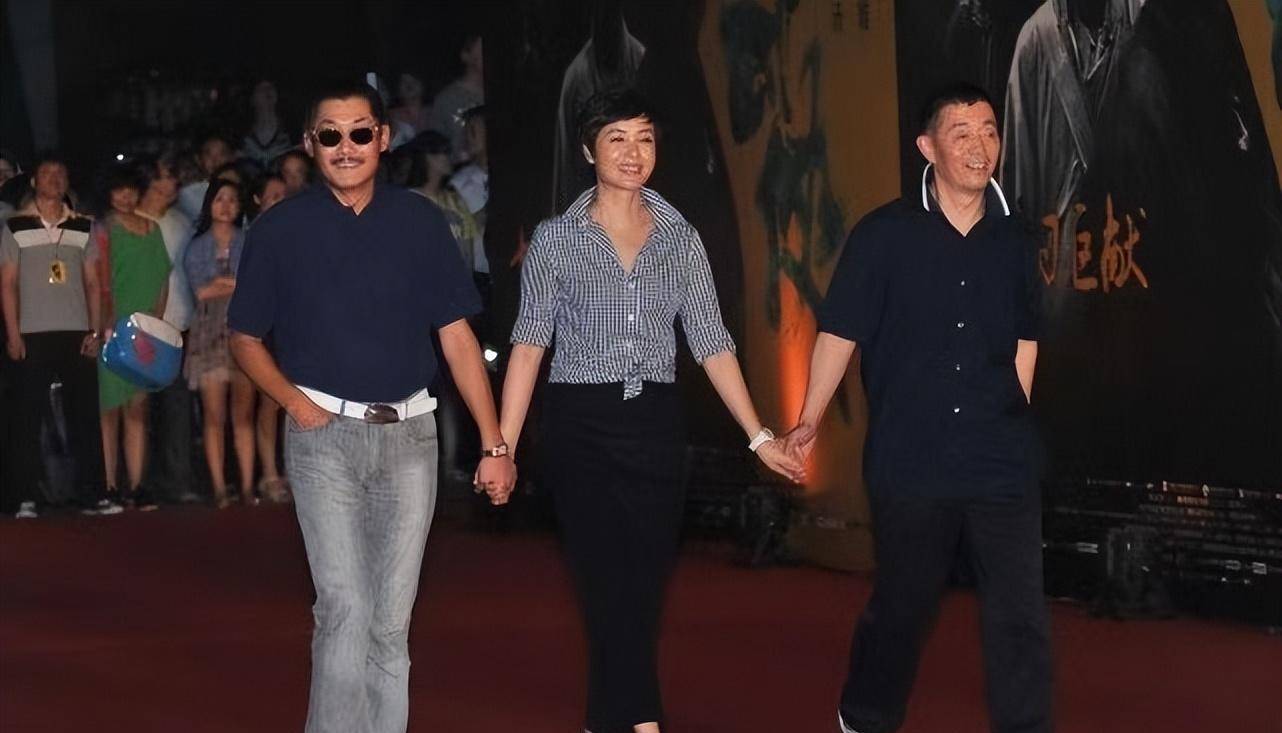 蒋雯丽当他面牵男星走红毯,穿得没腰却有女人味_风格_场合_审美