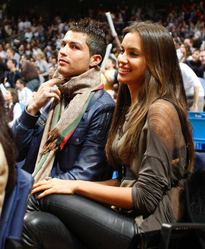 c罗女友:身穿金色战袍,前胸外露,精神饱满,37岁,比伊莲娜强多了