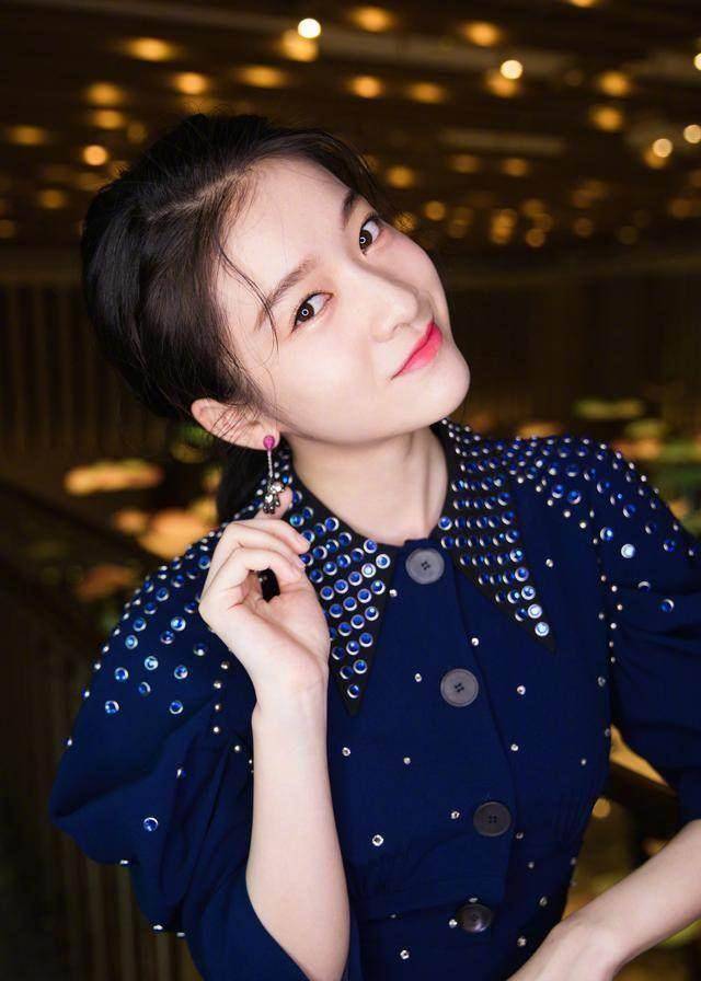 关晓彤穿短裙秀美腿,这次比张雪迎还要美,网友:终于少女一回!