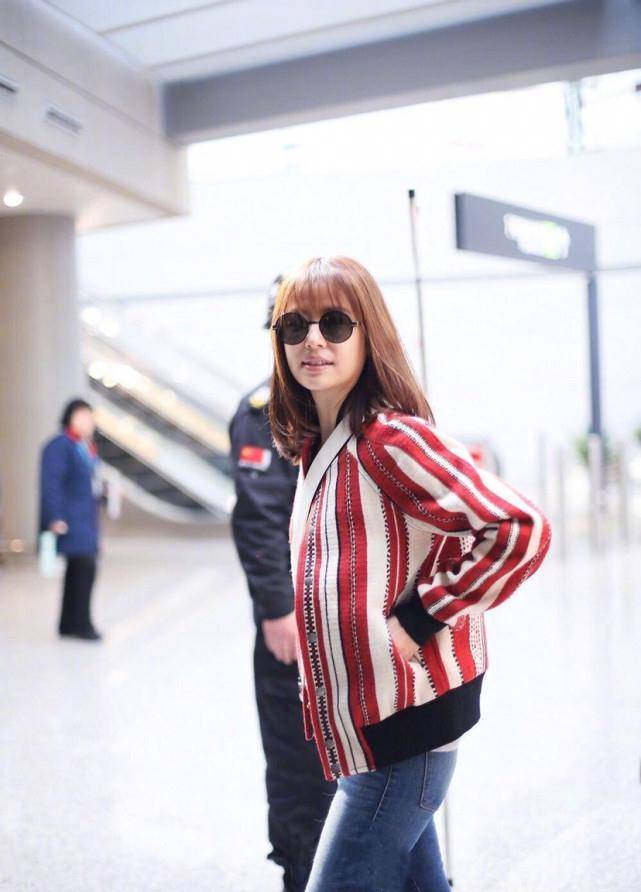 林心如机场秀,齐肩短发穿红色格纹外套搭牛仔裤,少女感丝毫不减_时尚