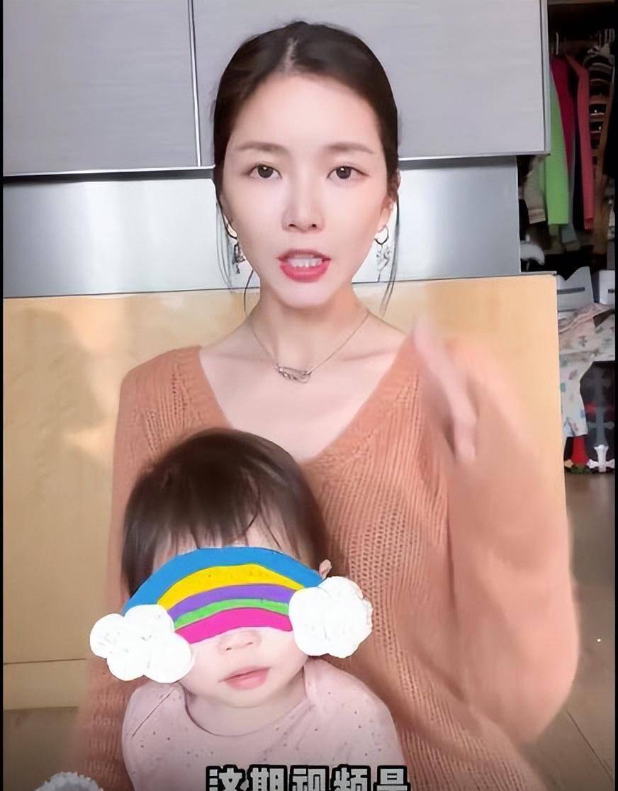 王灿单独庆祝结婚1周年纪念日,穿着时尚坐地拍照,杜淳隔空送花_明星