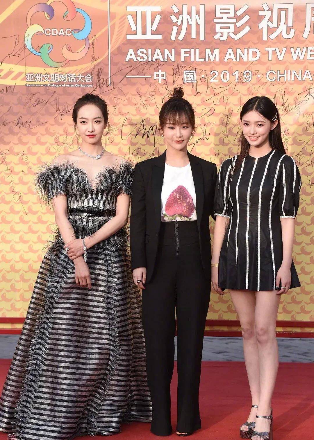 关晓彤钟楚曦红毯同框差别巨大,杨幂穿礼服配运动鞋是什么鬼?