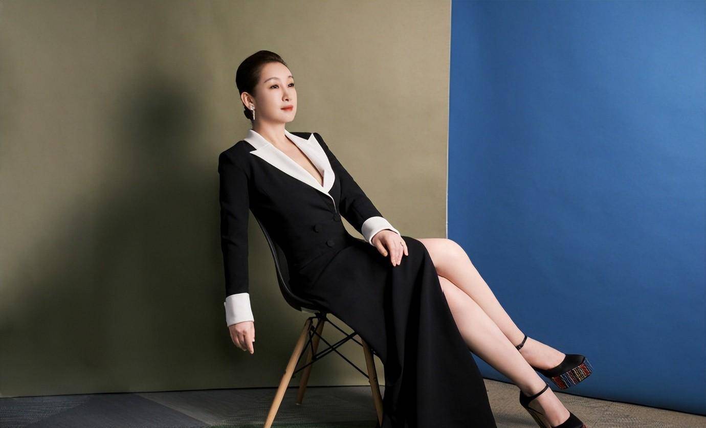 张小斐这次的造型和秦海璐有些相似,不过张小斐的西装和裙子都是黑色